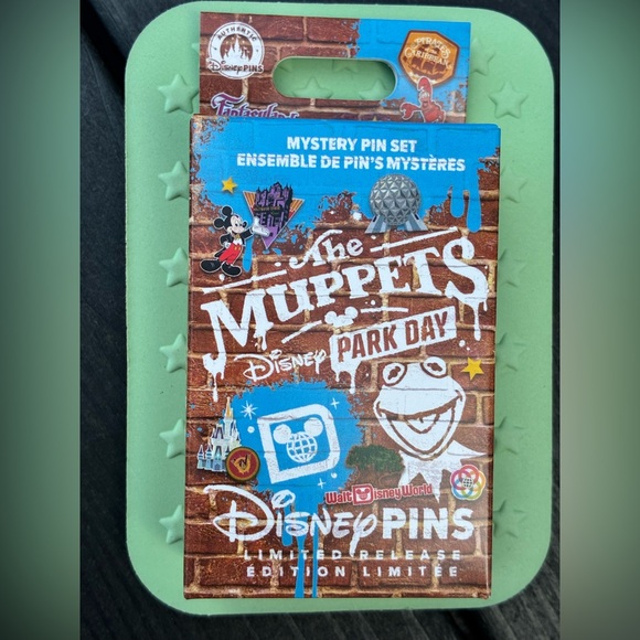 Disney Parks 2026 The Muppets Park Day Blind Box Pin Fozzi Bear - Picture 4 of 7